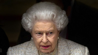 Megdöbbentő titokra derült fény a brit királyi családból: Erzsébet királynő mindenáron el akarta távolítani Kamillát Károly közeléből