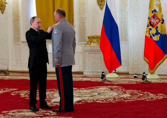 Aleksander Dwornikow odbiera od Władimira Putina medal i tytuł Bohatera Federacji Rosyjskiej (17.03.2016)