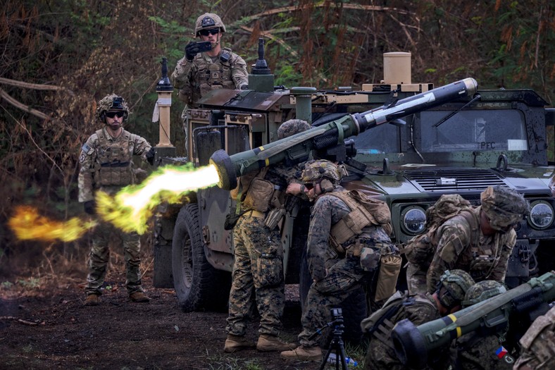 Amerykańscy i filipińscy żołnierze ćwiczą używanie systemu broni przeciwpancernej Javelin podczas wspólnych ćwiczeń wojskowych "Balikatan" w Fort Magsaysay na Filipinach, 2023 r.