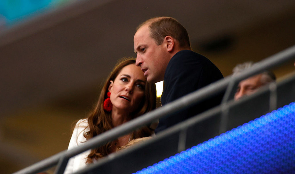 Kate Middleton na stadionie Wembley podczas meczu Anglia-Włochy (na zdjęciu z księciem Williamem)