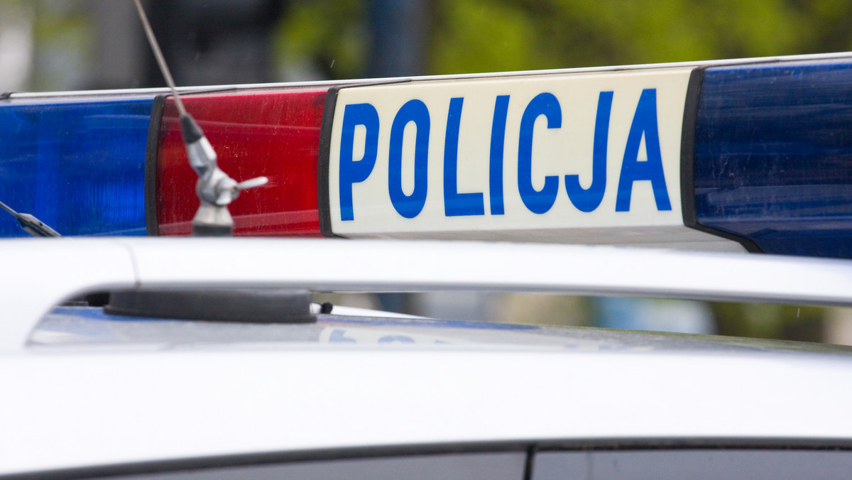 Czterech policjantów zostało rannych dziś po pościgu za samochodem w centrum Słupska (Pomorskie), który uciekał przed kontrolą drogową. Zatrzymano dwóch mężczyzn, w wieku 28 i 42 lat, którzy z obrażeniami także trafili do szpitala.