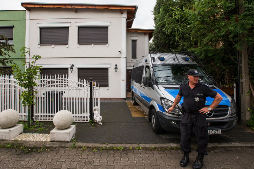 Policjant przed domem
