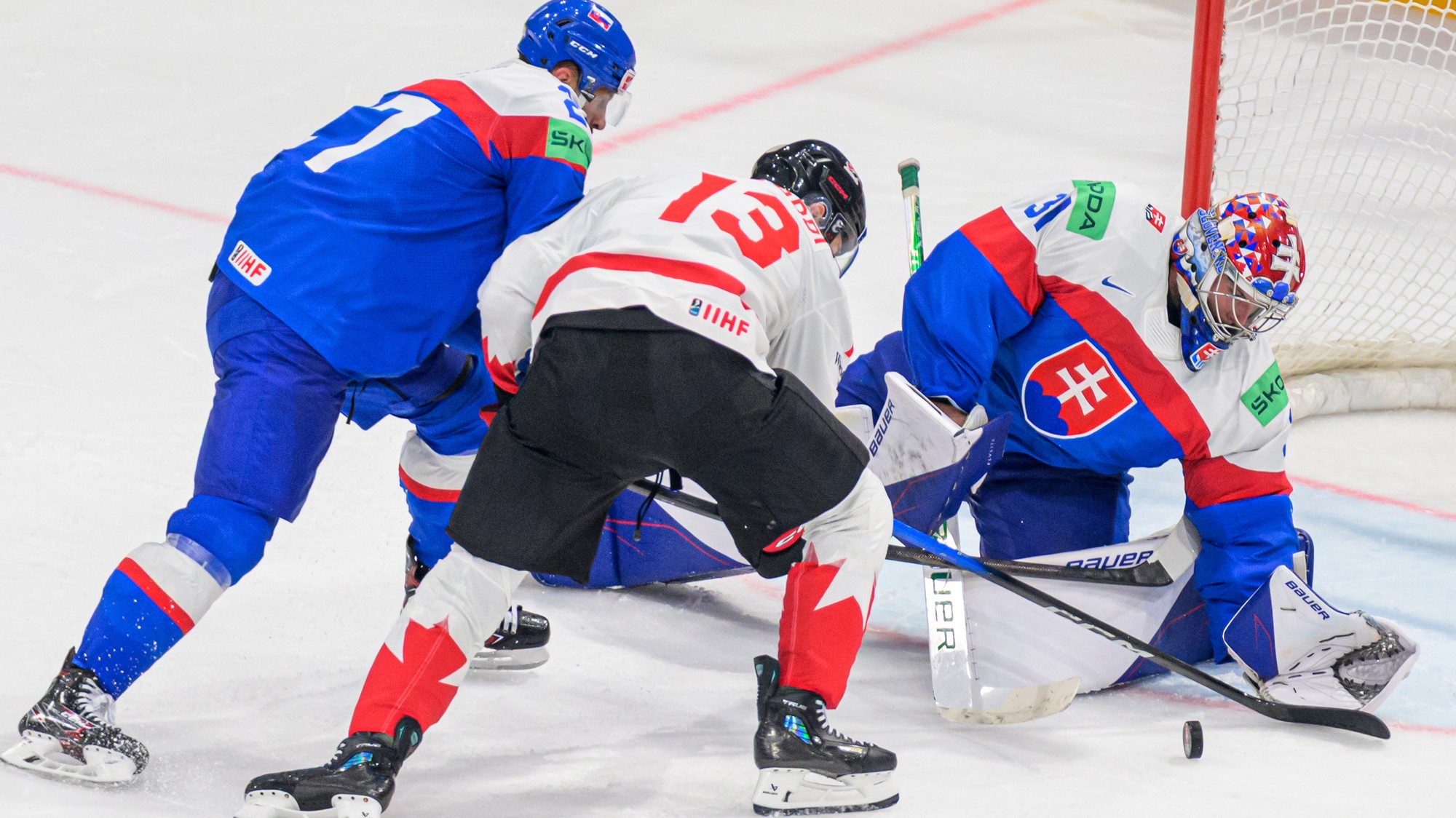 Zľava Marek Hrivík (Slovensko), Gabriel Vilardi (Kanada) a brankár Samuel Hlavaj (Slovensko). 