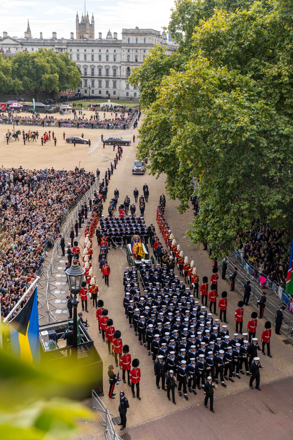 Kraljičin kovčeg vukla 142 mornara