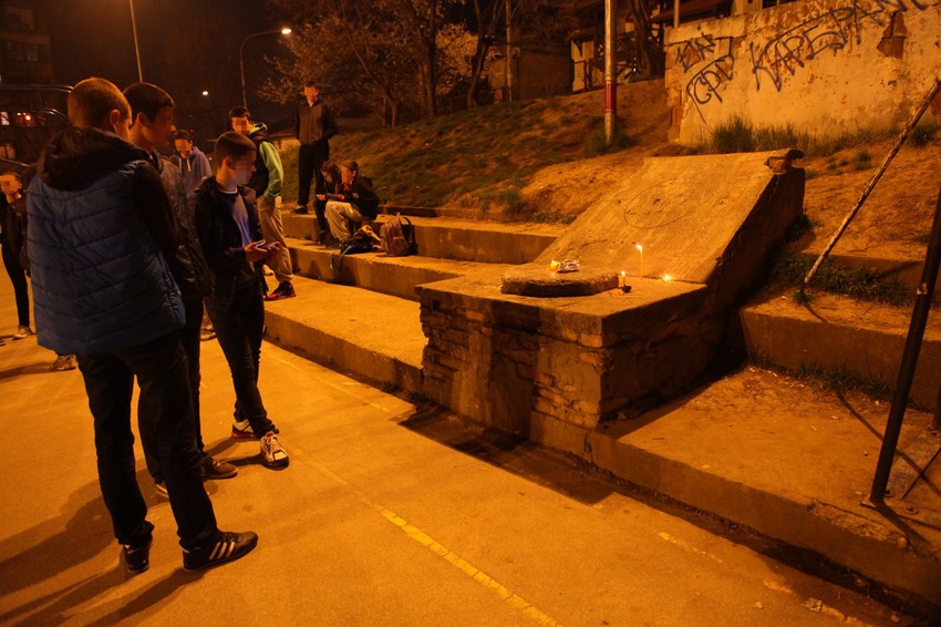 Drugovi preminulog dečaka pale sveće