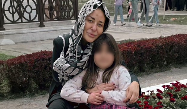 Ana Nikolić sa ćerkom Tarom u manastiru