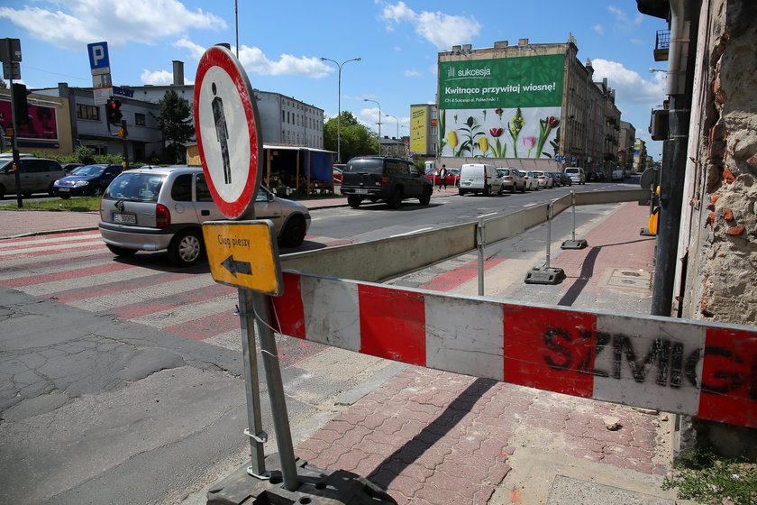 Barierki blokują chodniki w centrum Łodzi bo sypią się kamienice 