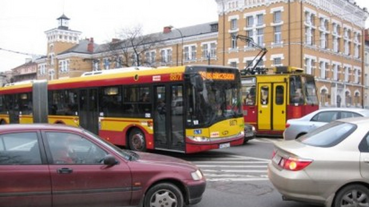 Jeszcze w tym miesiącu w Warszawie rozpoczną się konsultacje społeczne w sprawie zmiany tras autobusowych po uruchomieniu II linii metra - informuje Polskie Radio RDC.