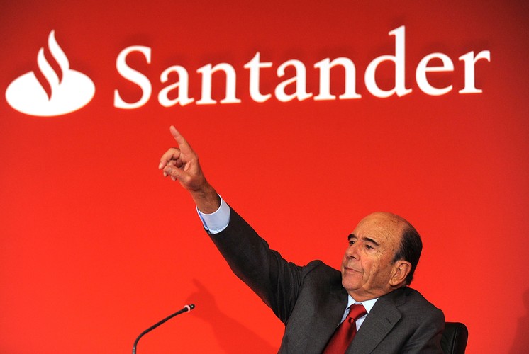 9. Emilio Botin, szef rady nadzorczej Santander Group<br>
<br>
Emilio Botín-Sanz de Sautuola y García de los Ríos, bo tak dokładnie się nazywa, zarządza bankiem Santander, od 2011 r. właścicielem BZ WBK.  W styczniu 2013 r. przejął Kredyt Bank. W 2012 roku znalazł się na liście <a href='http://forsal.pl/artykuly/645117,50_najbardziej_wplywowych_ludzi_swiata_w_2012_r_wg_bloomberga.html' target='_blank' style='color: blue'>50 najbardziej wpływowych ludzi na świecie według Bloomberga.</a><br>
W Polsce Santander jest trzecim najważniejszym graczem na rynku bankowym – głównie dzięki przejmowaniu polskich aktywów od ofiar kryzysu. Według nas to właśnie on najbardziej przyczynił się w ostatnich latach do zmiany układu sił na polskim rynku bankowym.