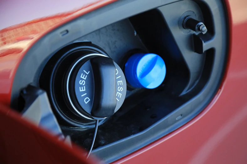 Wlewy AdBlue i paliwa w wielu autach sąsiadują ze sobą. Pomyłka przy nalewaniu może kosztować wiele tysięcy złotych!