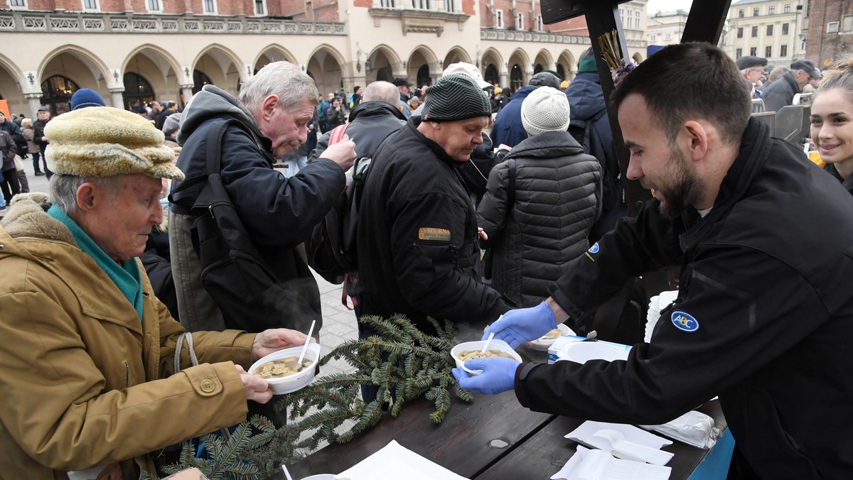 Kraków: na Rynku Głównym trwa wigilia dla bezdomnych