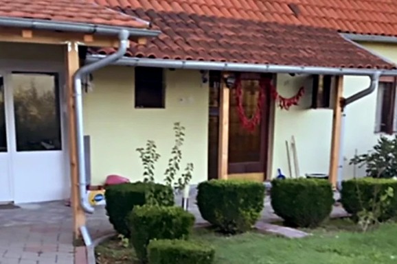 EVO KAKO IZGLEDA KUĆA NAŠEG GLUMCA NA KOSOVU I METOHIJI Često posećuje Gračanicu i rodno mesto: "Srce mi je tu"