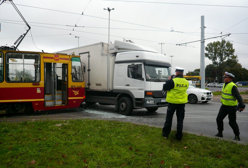 zderzenie tramwaju z ciężarówką