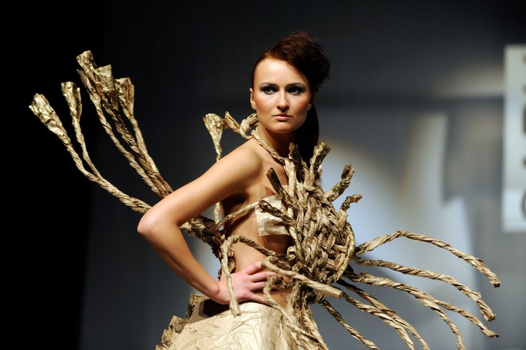 Papierowe kreacje zaprezentowali na zakończenie semestru studenci  pierwszego roku krakowskiej Szkoły Artystycznego Projektowania Ubioru