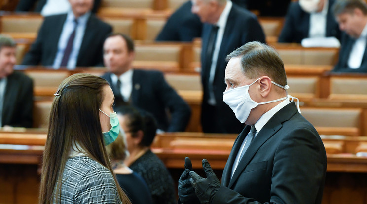 A jobbikos Potocskáné Kőrösi Anita és Brenner Kolomán a Parlament üléstermében még márciusban. Akkor még maguk döntöttek úgy, hogy maszkot viselnek, most már kötelező lesz. /Fotó: MTI Koszticsák Szilárd