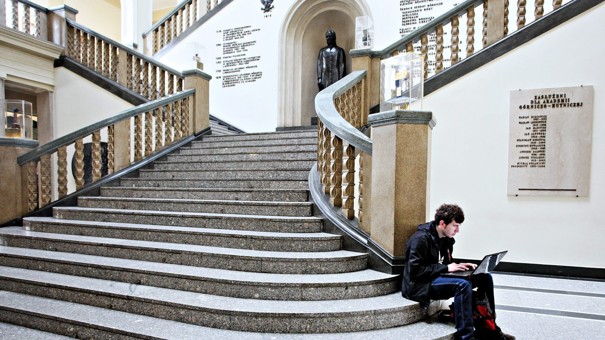 Polska Komisja Akredytacyjna chwali szkoły wyższe za postępy w jakości nauczania - informuje "Rzeczpospolita".