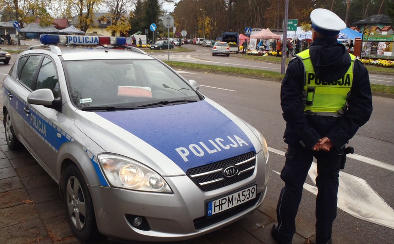 Dodatkowe patrole policji pojawią się przy cmentarzach w dniu Wszystkich Świętych