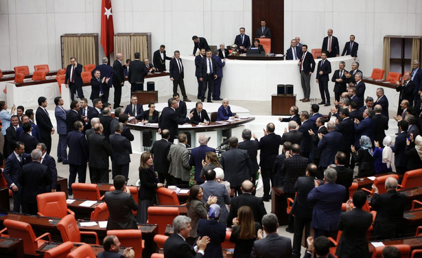 Turecki parlament zgodził się na wzmocnienie władzy prezydenta; referendum wiosną