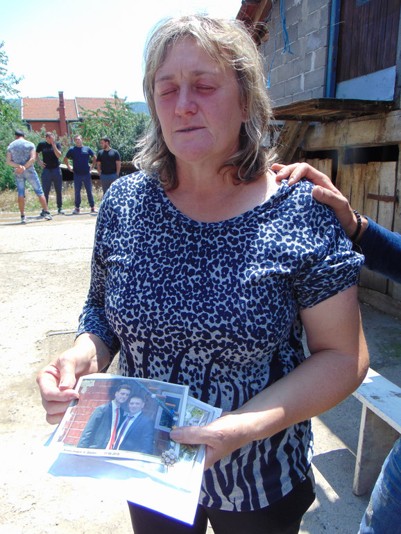 Slomljena od bola: Verica Mitić grli sinovljeve slike