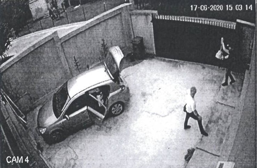 Draganić proverava duksericu koja je najverovatnije pripadala žrtvi i stavlja je u kesu