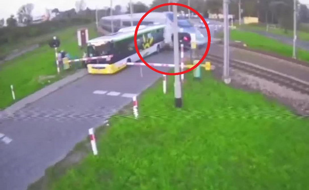 Wjechał autobusem pod pędzący pociąg Pendolino. Wyciekło dramatyczne wideo z Modlina