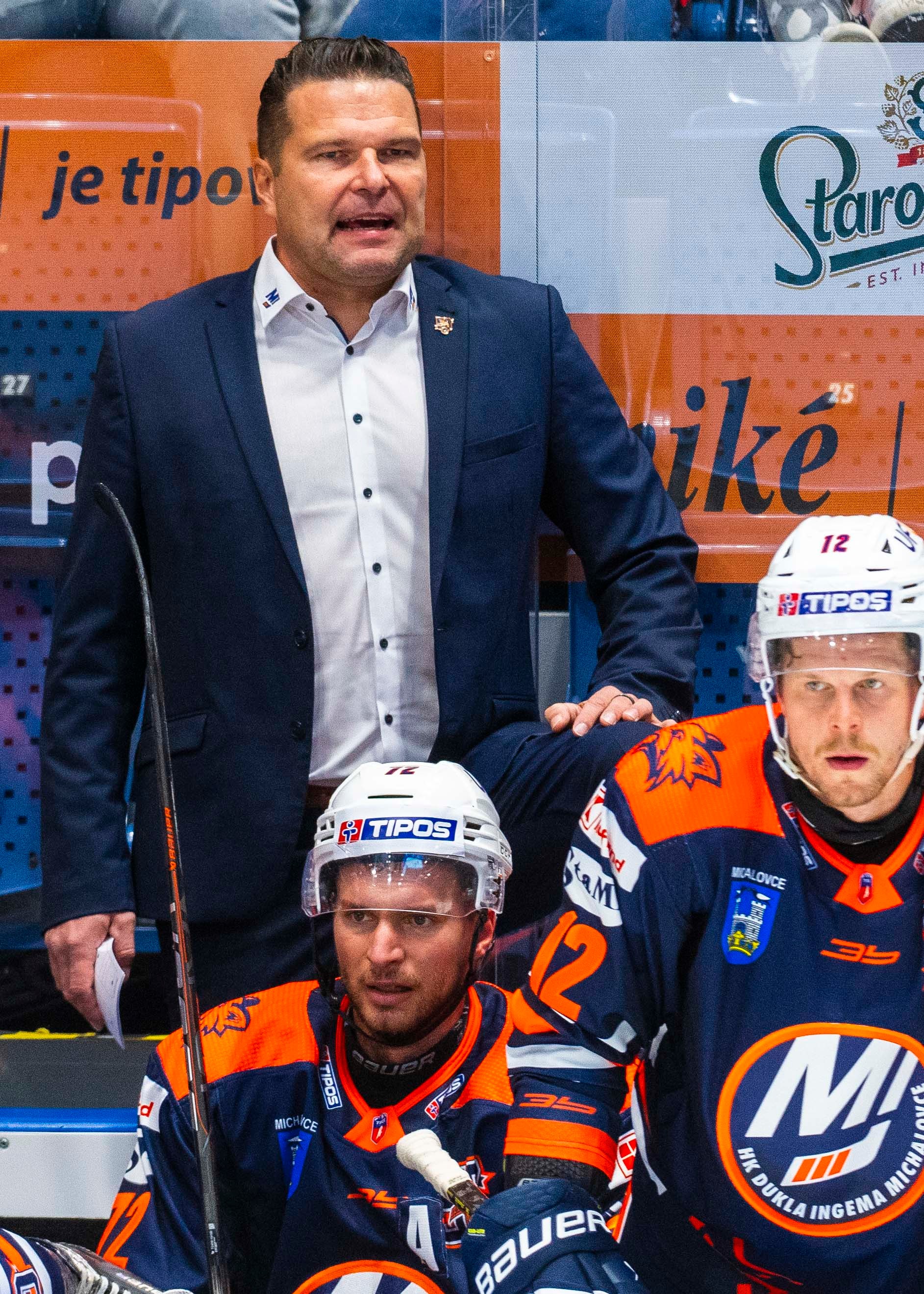 Hokejový tréner Tomek Valtonen. 