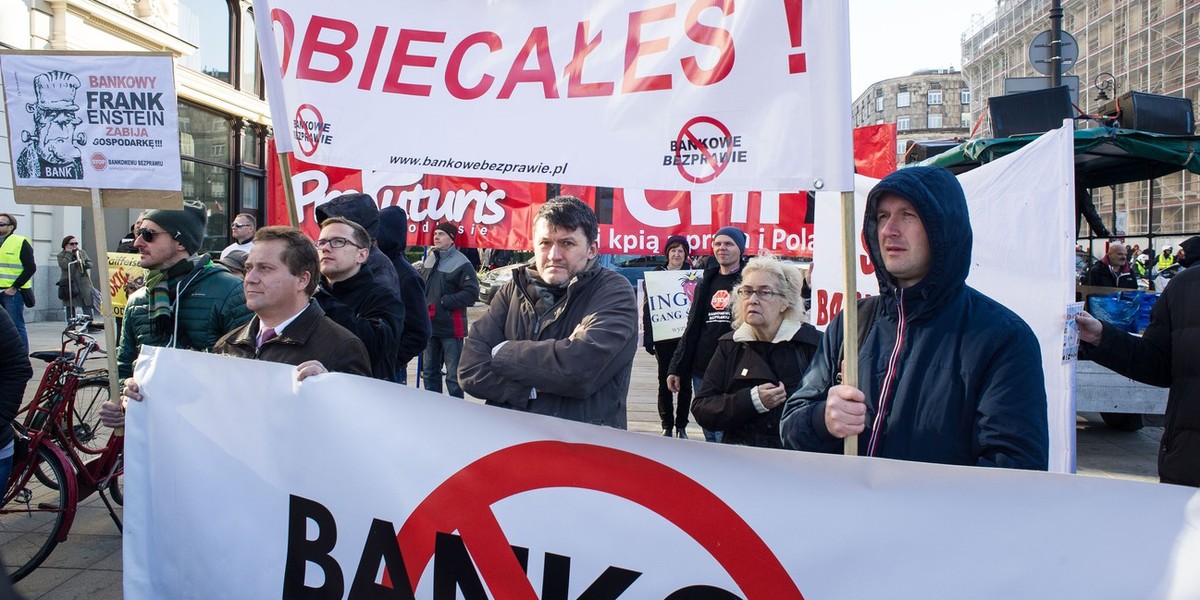 Protest frankowiczów przed Pałacem Prezydenckim, październik 2015