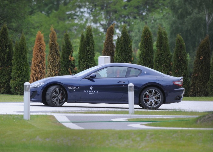 Robert Lewandowski i Maserati GranTurismo Sport w posiadłości na Mazurach
