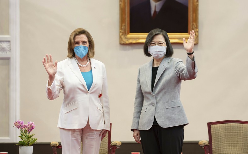 Przewodnicząca Izby Reprezentantów USA Nancy Pelosi (lewa) i prezydent Tajwanu Tsai Ing-wen (prawa) podczas spotkania w Tajpej, Tajwan, 3 sierpnia 2022 r.