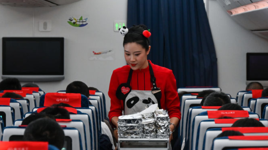 Dior egyenruhában vécét pucolni? - A légiutaskísérők ellentmondásos világa