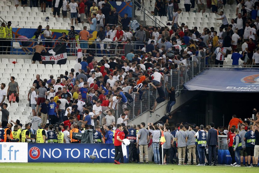 Bitwa rosyjskich i angielskich chuliganów przeniosła się na stadion