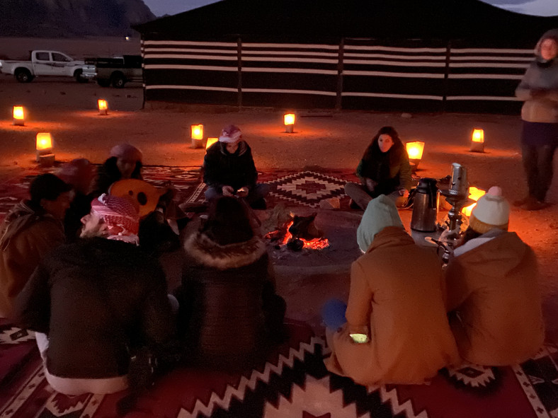 Wieczór na pustyni przy ognisku i tradycyjnej muzyce