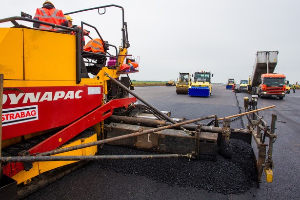 Najtrudniejszy czas dla pasażerów poznańskiego lotniska będzie na przełomie września i listopada, gdy planowana jest modernizacja środkowego odcinka pasa. W tym okresie pas startowy będzie wyłączony, a samoloty będą kierowane na inne lotniska. fot. (zuz) PAP/Paweł Jaskółka