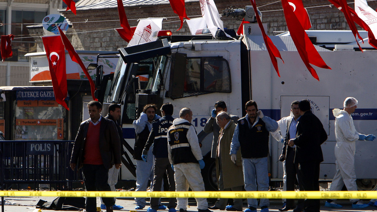 Zamachowiec samobójca, który w niedzielę wysadził się w powietrze na głównym placu Stambułu, pochodził z zamieszkanej przez Kurdów części Turcji i należał do kurdyjskich separatystów - powiedział we wtorek gubernator Stambułu.