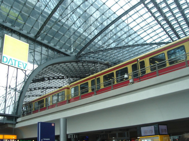 Berlińska komunikacja jest punktualna i świetnie zorganizowana. Na zdjęciu wagon szybkiej kolei miejskiej na Dworcu Głównym (Hauptbahnhof), fot. galio/Flickr; https://www.flickr.com/photos/galio/