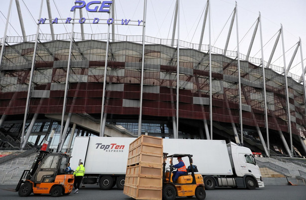 Rozładunek sprzętu medycznego przed Stadionem Narodowym