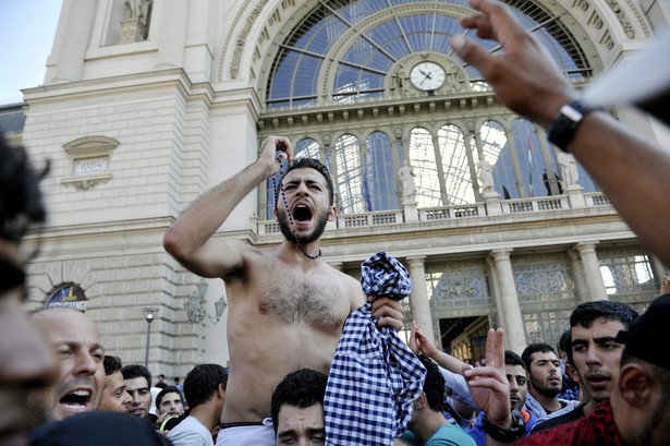 Protest imigrantów przed dworcem Keleti w Budapeszcie.