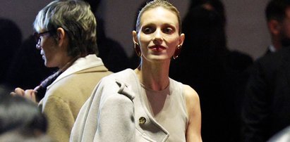 Anja Rubik skradła show w Paryżu. Mało kto patrzył na wybieg, gdy usiadła na widowni [ZDJĘCIA]