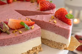 Prolećni dezert kao iz poslastičarnice: KOLAČ OD JAGODA koji se ne peče - tri neodoljiva sloja, tri puta više uživanja