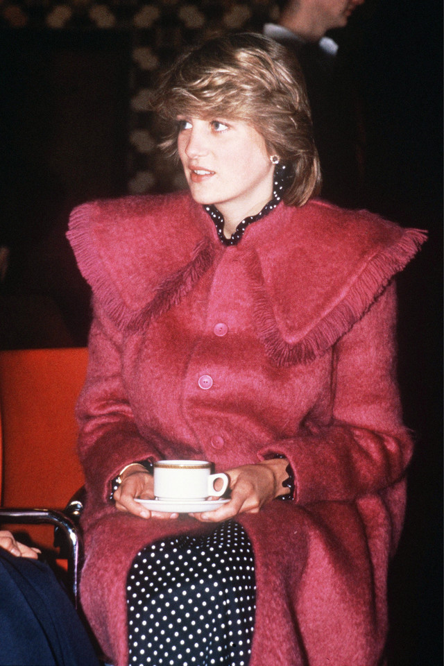 Księżna Diana w czerwonym płaszczu