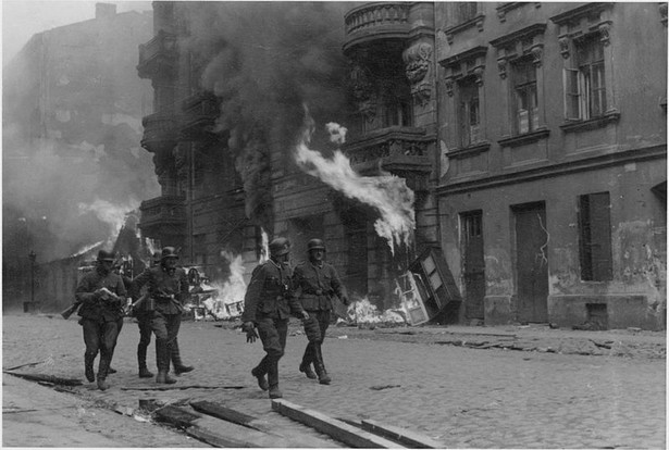 Powstanie w getcie warszawskim - Żołnierze niemieckiej formacji SS na ulicy Nowolipie.
