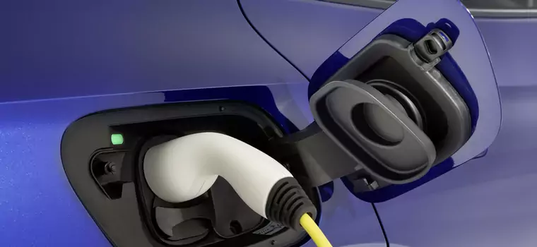 Skromne ulgi dla samochodów na prąd, państwo wspiera auta spalinowe