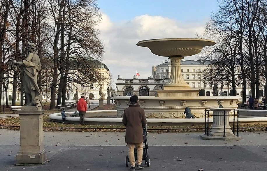 Widok na sobór z ogrodu Saskiego, pocz. XX w. i obecnie.