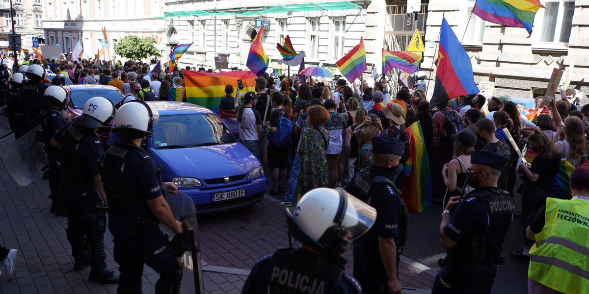 Policyjny podręcznik zakwalifikował osoby LGBTQ jako "patologię społeczną".