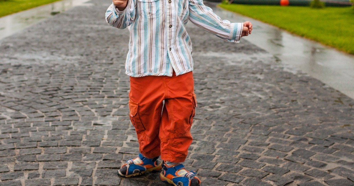 Dramatyczny widok w Iławie. Ubłocony 3-latek błąkał się po ulicach i pił wodę z kałuży