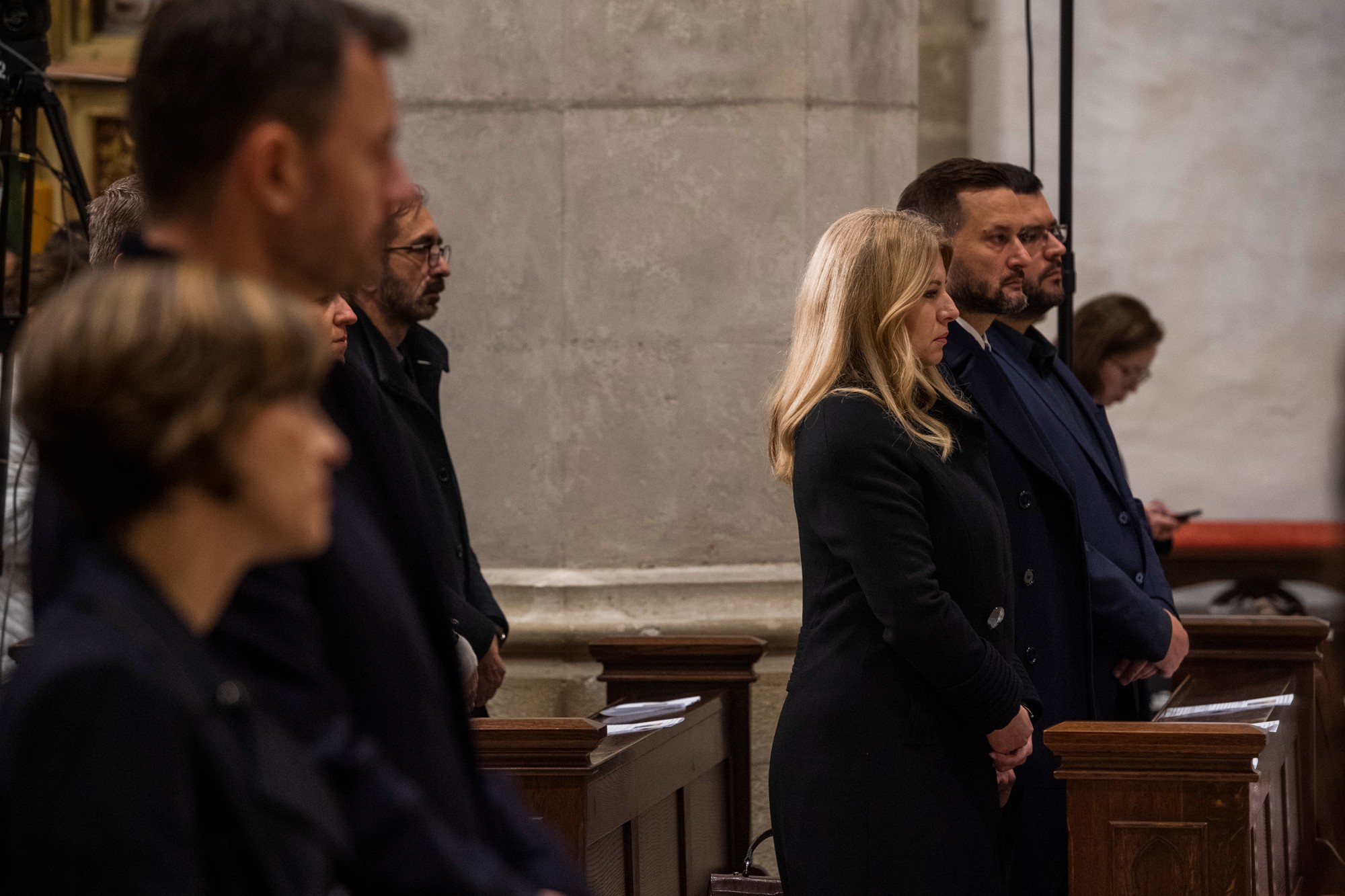 Prezidentka Zuzana Čaputová a premiér Eduard Heger (OĽANO) sa vo štvrtok večer zúčastnili na svätej omši za obete tragédie na Zámockej ulici v Bratislave.