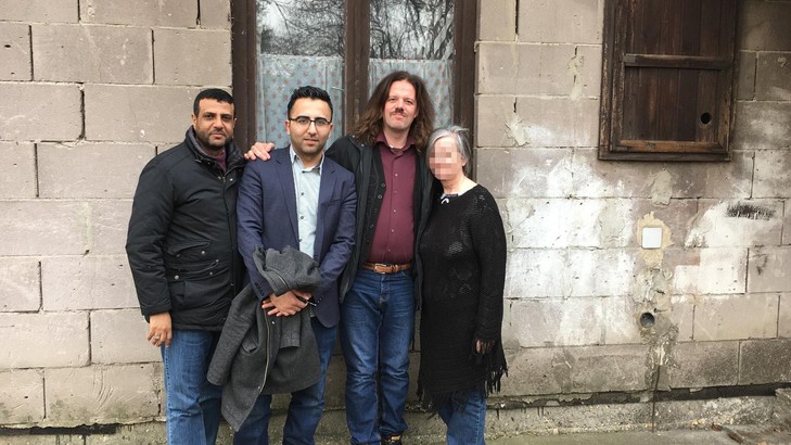 Tawfik al-Hamidi (bal oldalt) Magyarországon is meglátogatta Koltai Györgyöt, ezen a képen egy jemeni újságíróval és Koltai édesanyjával látható