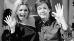 Paul McCartney z gwiazdami na planie teledysku "Queenie Eye"