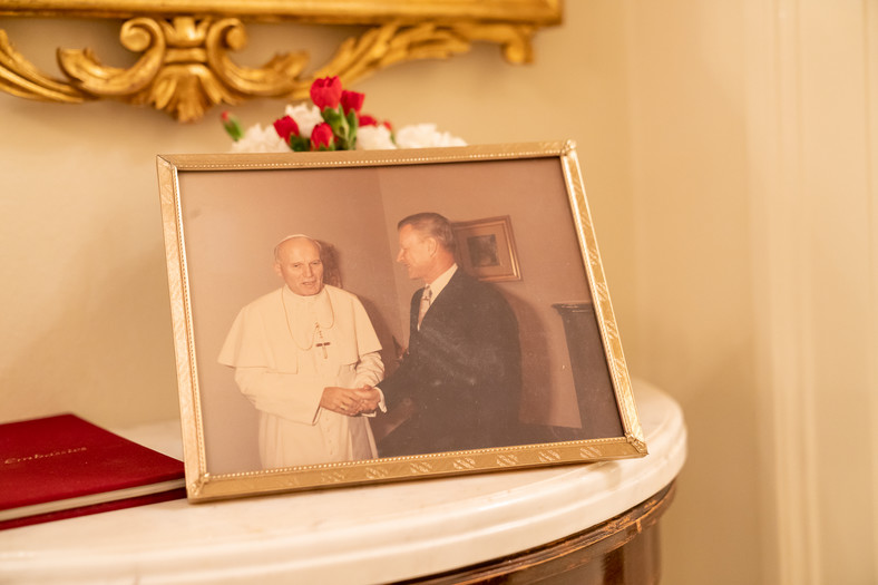 To zdjęcie ze spotkania papieża Jana Pawła II z ówczesnym doradcą prezydenta USA ds. bezpieczeństwa narodowego Zbigniewem Brzezińskim stoi w lobby rezydencji ambasadora USA w Warszawie