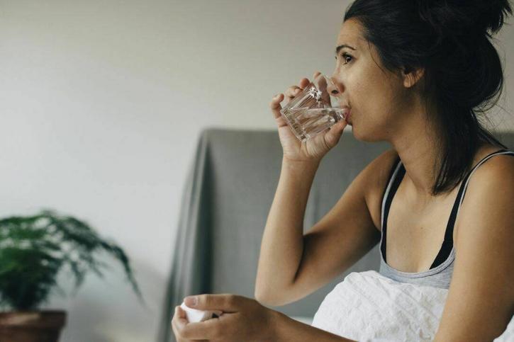 Manche Signale unseres Körpers zeigen uns, dass wir mehr Wasser trinken sollten.